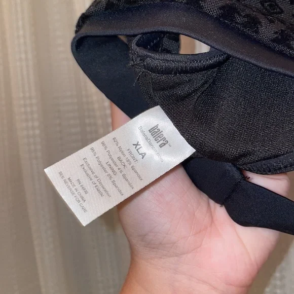 Black sports bra with back mesh design. Side cut outs - Picture 4 of 4